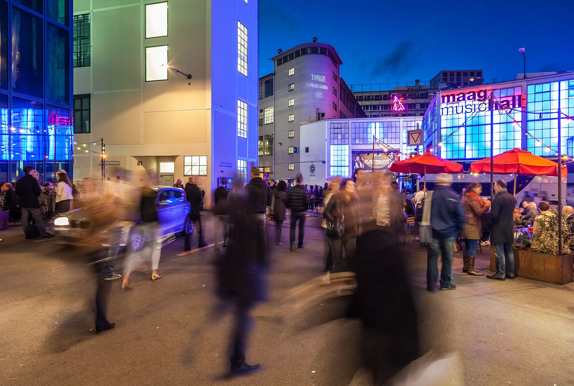 Tonhalle Magazin Okt./Nov. 2011:  Die erste Geige posiert im Mobimo Tower